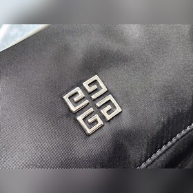 GIVENCHY Поясная сумка/сумка на грудь Изготовлена из нейлоновой 