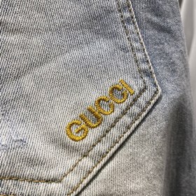 GUCCI Мужские джинсы из светлого денима Эта модель джинсов занима