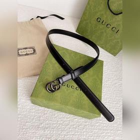Классический черный пояс Gucci из серии GG Marmont Изготовлен из 