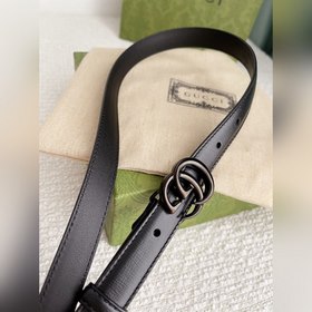 Классический черный пояс Gucci из серии GG Marmont Изготовлен из 
