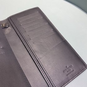 LV Модель N63010 Zippy Кошелек на молнии Этот кошелек изготовлен 