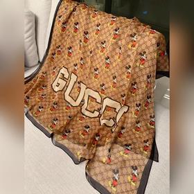 GUCCI Шарф из шелка с изображением Микки Мауса Образ Микки прида