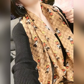 GUCCI Шарф из шелка с изображением Микки Мауса Образ Микки прида