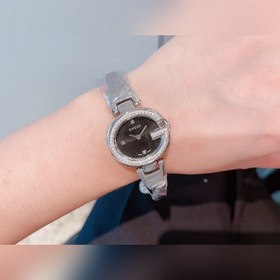 Gucci Часы Овальная форма в форме буквы G подчеркивает уникальн