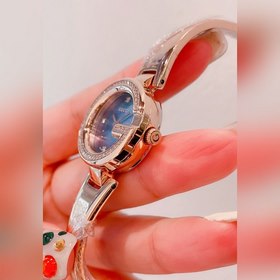 Gucci Часы Овальная форма в форме буквы G подчеркивает уникальн