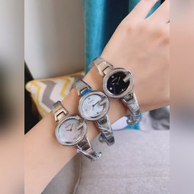 Gucci Часы Овальная форма в форме буквы G подчеркивает уникальн