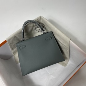 Сумка Hermes KL из кожи Epsom, миндально-зеленая с золотыми сереб