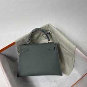 Сумка Hermes KL из кожи Epsom, миндально-зеленая с золотыми сереб