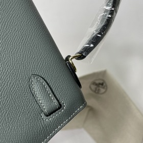 Сумка Hermes KL из кожи Epsom, миндально-зеленая с золотыми сереб