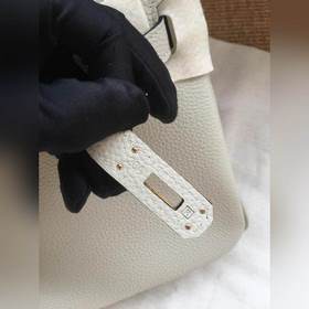Hermès Platinum 25, 30 сумка с ручкой, жемчужно-серая с золотыми 