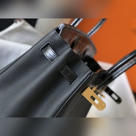 Hermès Черная сумка из кожи крокодила с блестящей поверхностью и