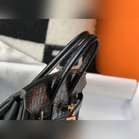 Hermès Черная сумка из кожи крокодила с блестящей поверхностью и
