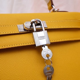 Сумка Hermes Kelly через плечо с золотой пряжкой цвета янтаря Кож