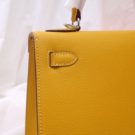 Сумка Hermes Kelly через плечо с золотой пряжкой цвета янтаря Кож