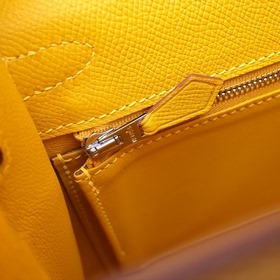 Сумка Hermes Kelly через плечо с золотой пряжкой цвета янтаря Кож