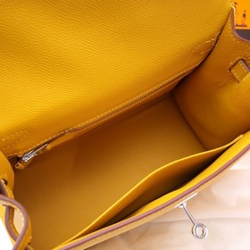 Сумка Hermes Kelly через плечо с золотой пряжкой цвета янтаря Кож