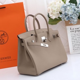 Сумка Birkin от Hermès, серого цвета серебряными застежками. Импо