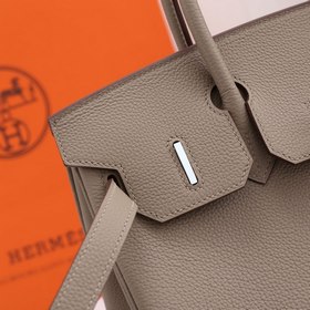 Сумка Birkin от Hermès, серого цвета серебряными застежками. Импо
