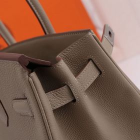 Сумка Birkin от Hermès, серого цвета серебряными застежками. Импо