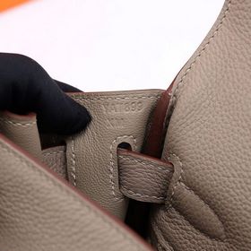 Сумка Hermes Kelly через плечо, светло-серая с золотыми застежкам