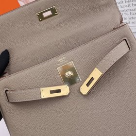 Сумка Hermes Kelly через плечо, светло-серая с золотыми застежкам