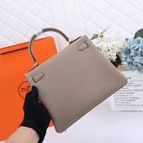Сумка Hermes Kelly через плечо, светло-серая с золотыми застежкам