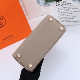 Сумка Hermes Kelly через плечо, светло-серая с золотыми застежкам
