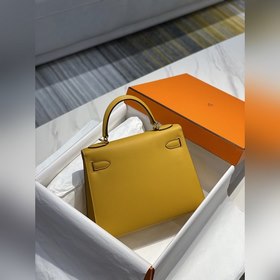 Сумка Hermès Kelly из кожи Epsom с прошитыми восковыми швами золо
