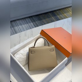 Сумка Hermès Kelly из кожи Epsom с прошитыми восковыми швами золо