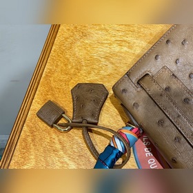 Сумка Hermès Kelly из южноафриканской кожи страуса, карамельного 