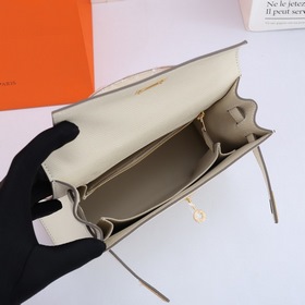 Сумка Hermes Kelly через плечо, молочно-белая серебряной застежко