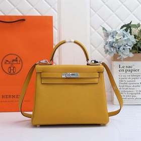 Сумка Hermes Kelly через плечо с золотой пряжкой в цвете янтарног