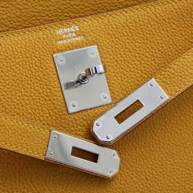 Сумка Hermes Kelly через плечо с золотой пряжкой в цвете янтарног
