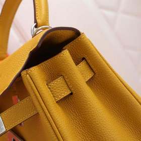 Сумка Hermes Kelly через плечо с золотой пряжкой в цвете янтарног