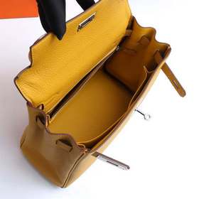 Сумка Hermes Kelly через плечо с золотой пряжкой в цвете янтарног