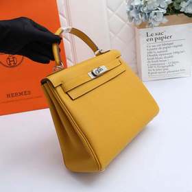 Сумка Hermes Kelly через плечо с золотой пряжкой в цвете янтарног