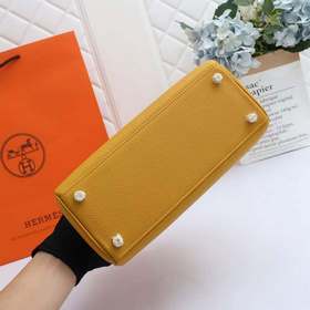 Сумка Hermes Kelly через плечо с золотой пряжкой в цвете янтарног