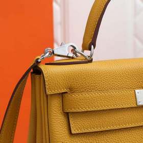 Сумка Hermes Kelly через плечо с золотой пряжкой в цвете янтарног