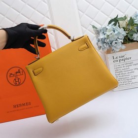 Сумка Hermes Kelly через плечо с золотой пряжкой в цвете янтарног
