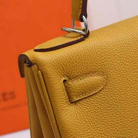 Сумка Hermes Kelly через плечо с золотой пряжкой в цвете янтарног