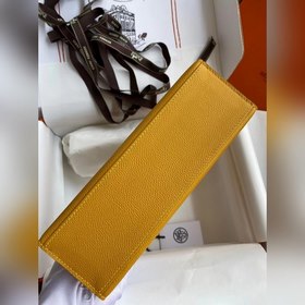 Hermes Mini Kelly PouchetteСумка с золотой пряжкой цвета янтарног