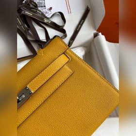 Hermes Mini Kelly PouchetteСумка с золотой пряжкой цвета янтарног