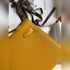 Hermes Mini Kelly PouchetteСумка с золотой пряжкой цвета янтарног