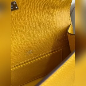 Hermes Mini Kelly PouchetteСумка с золотой пряжкой цвета янтарног