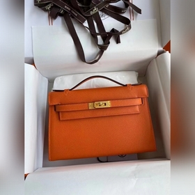 Hermes Mini Kelly PouchetteСумка-клатч оранжевого цвета с золотым