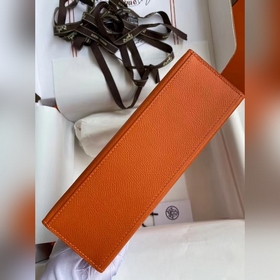 Hermes Mini Kelly PouchetteСумка-клатч оранжевого цвета с золотым