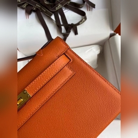 Hermes Mini Kelly PouchetteСумка-клатч оранжевого цвета с золотым