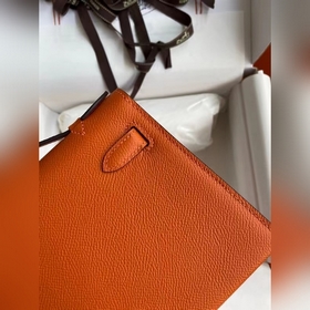 Hermes Mini Kelly PouchetteСумка-клатч оранжевого цвета с золотым