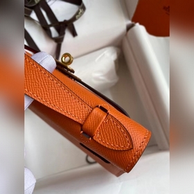 Hermes Mini Kelly PouchetteСумка-клатч оранжевого цвета с золотым