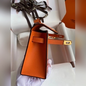 Hermes Mini Kelly PouchetteСумка-клатч оранжевого цвета с золотым